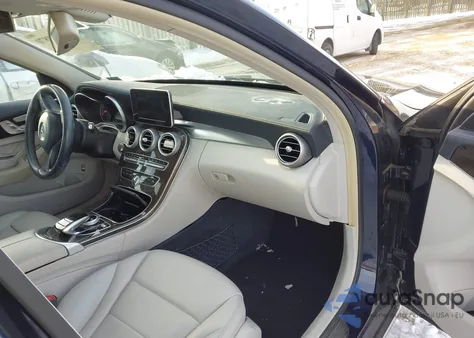 2015 Mercedes-Benz C 300 Luxury 4Matic z USA, uszkodzony, nr VIN 55SWF4KB7FU084972